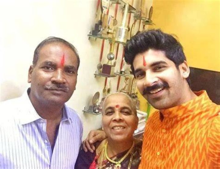 Akshay Waghmare parents