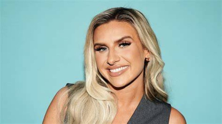 Chloe Burrows biography