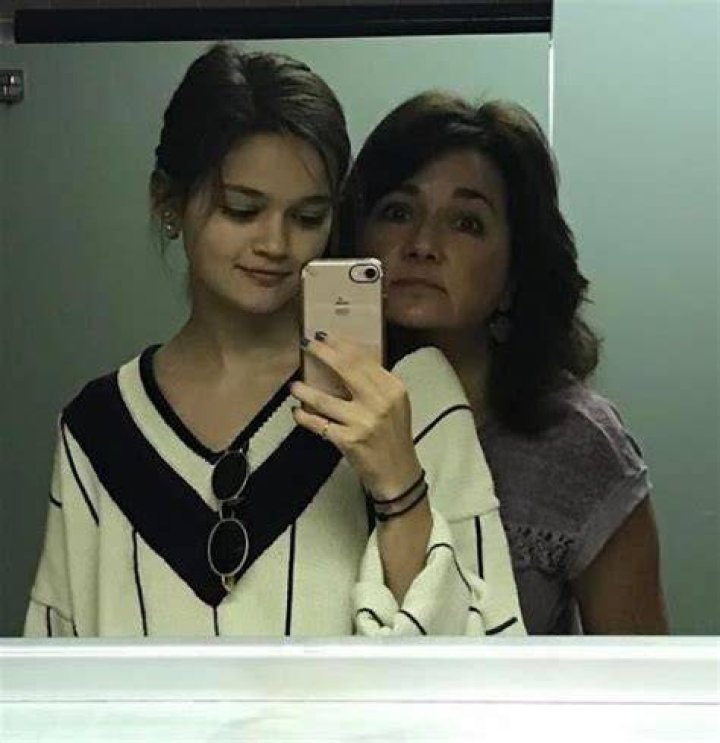 Ciara Bravo with her mother Tammy Bravo, father Mike Bravo and sibling Rikkel Bravo, Jaxon Bravo