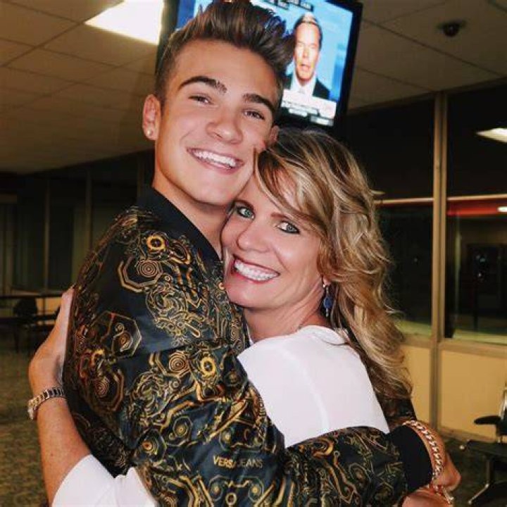 Devin Hayes and his girlfriend, Sydney