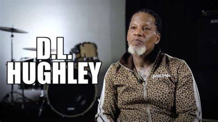 DL Hughley Thinks "<a href="/profile/rkelly" class="text-word" target="_blank" >R. Kelly</a> Would Get Warmer Condolences" Than Kevin Samuels Has Gotten