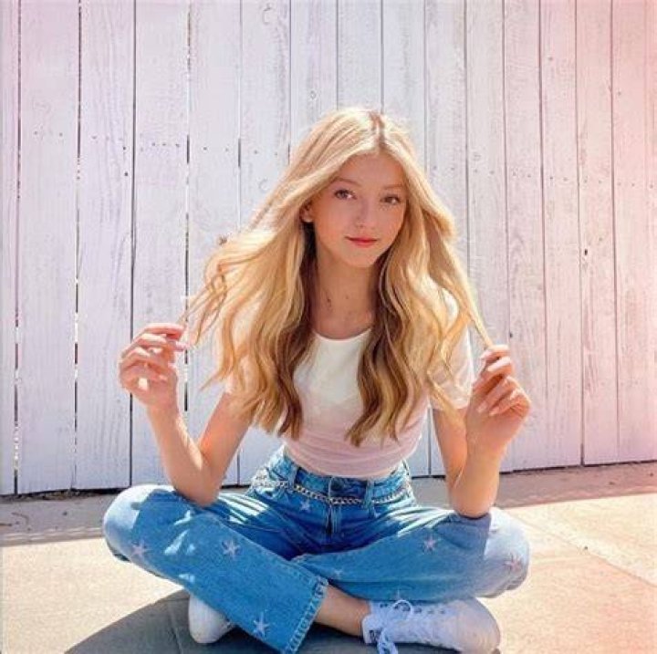 Emily Dobson giving us summer vibes