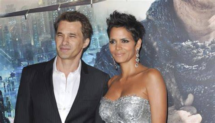 Halle berry divorces
