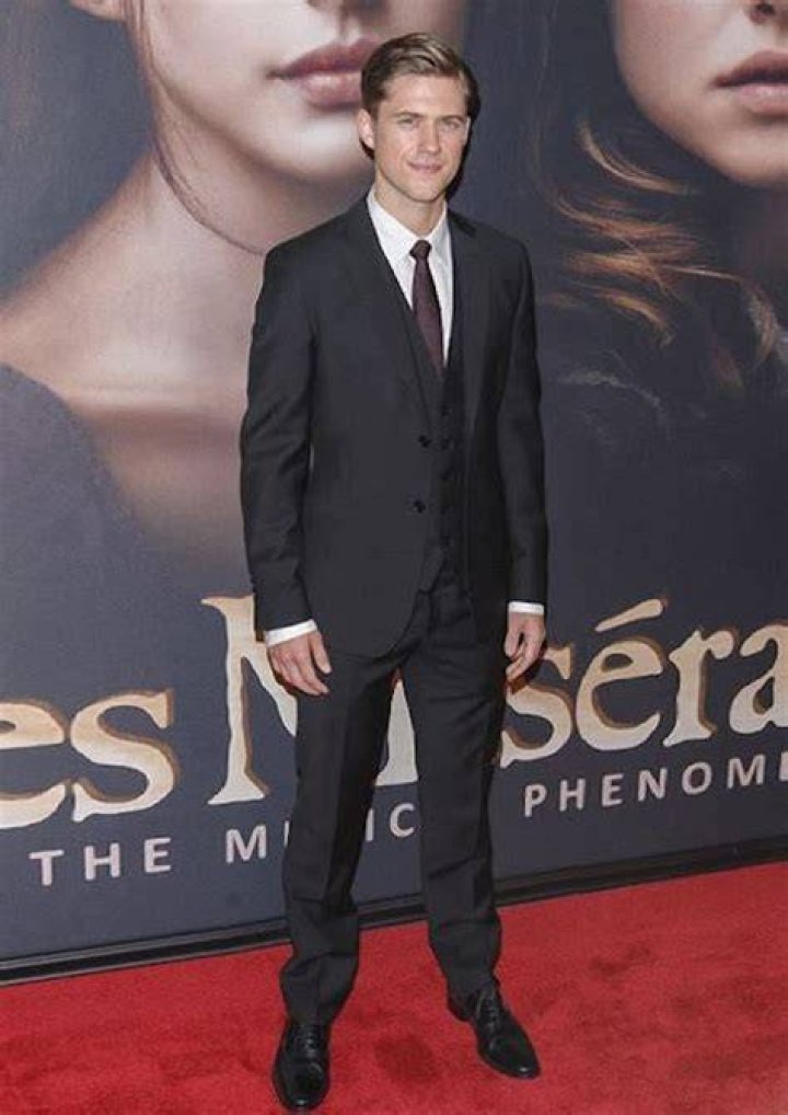 How tall is Aaron Tveit
