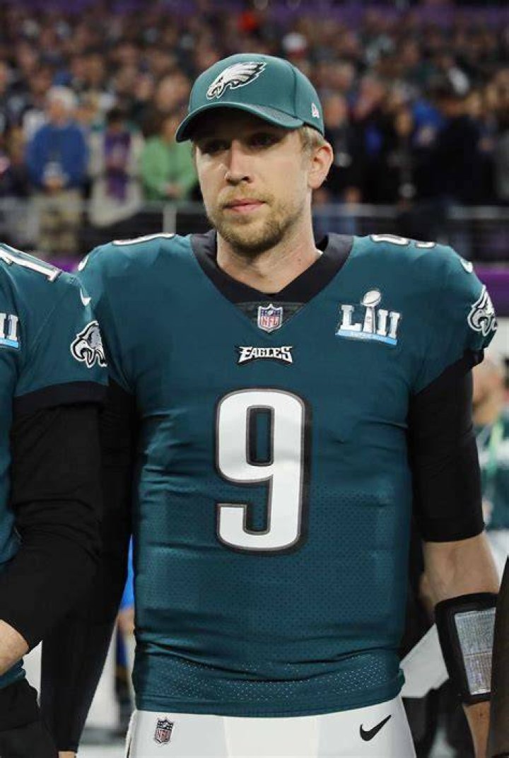 How tall is Nick Foles