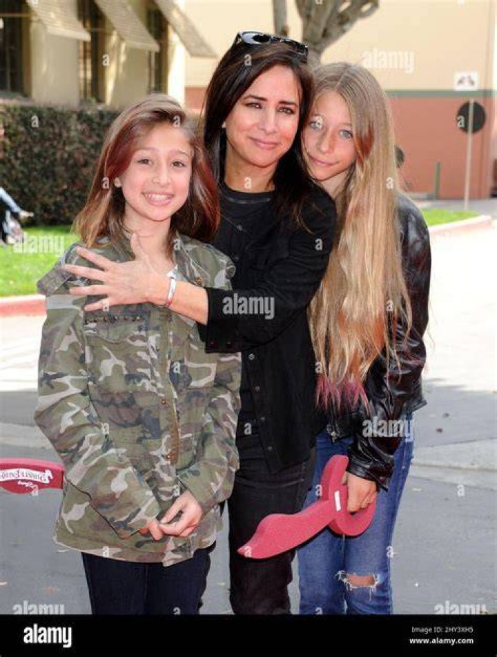 How tall is Pamela Adlon
