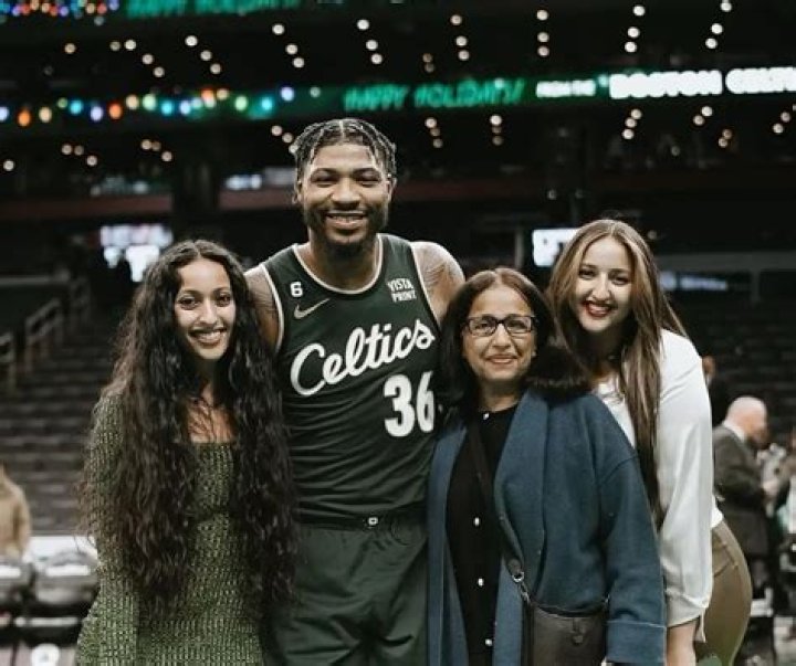 Maisa Hallum with her mother, sister and a boyfriend