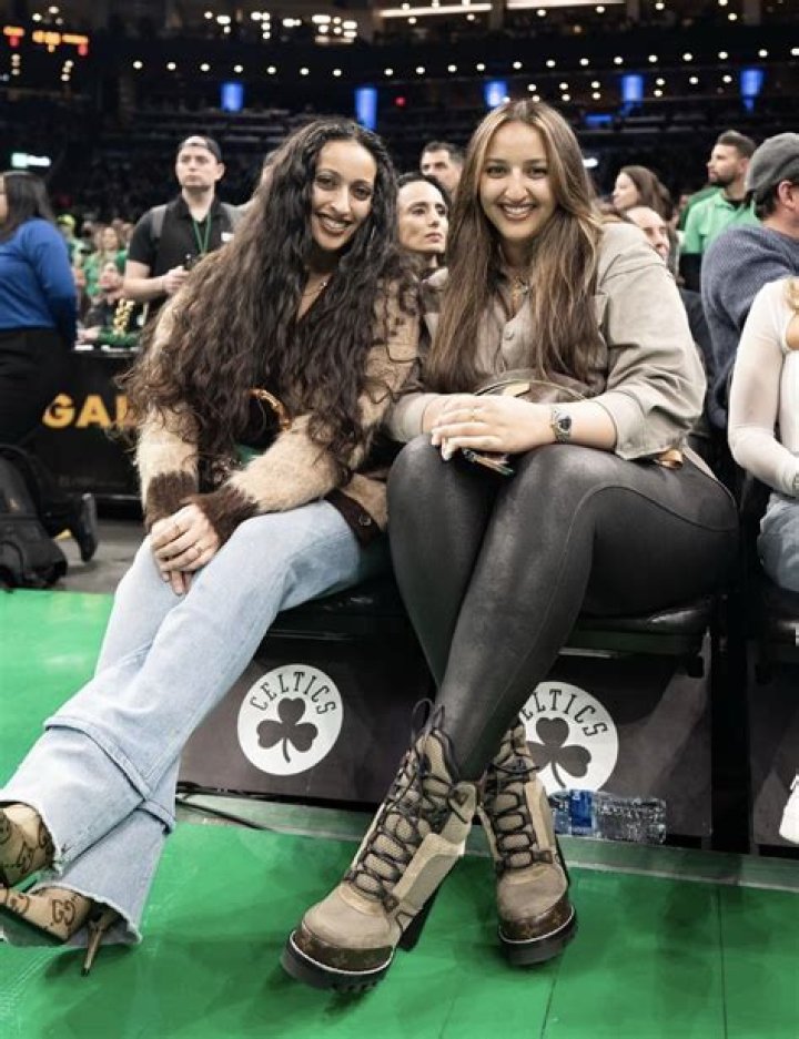 Maisa Hallum with her sister