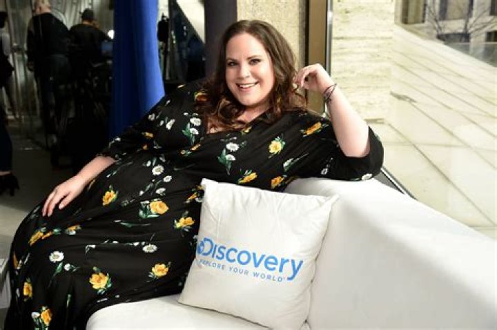 My Big Fat Fabulous Life Star Whitney Way Thore With Short Hair Smiles in Tshirt