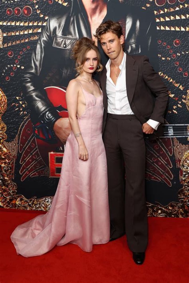 Olivia DeJonge and her fellow actors