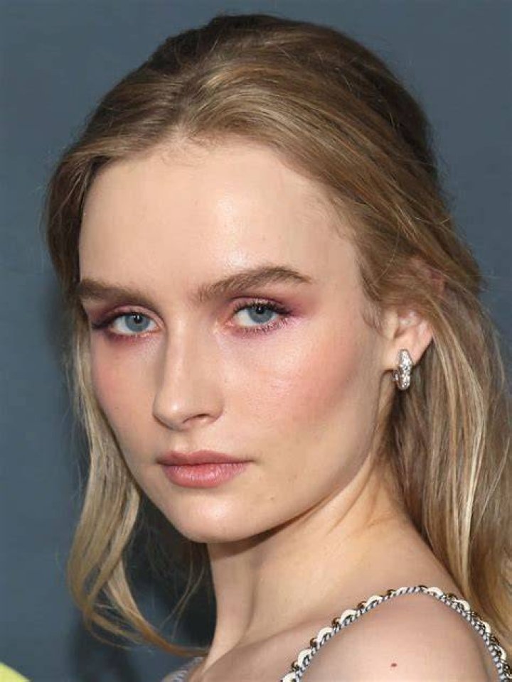 Olivia DeJonge consumes alcohol