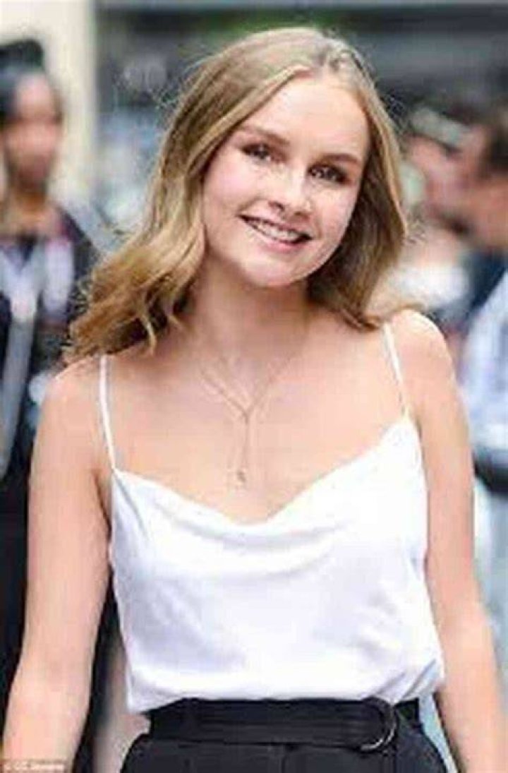 Olivia DeJonge father and mother