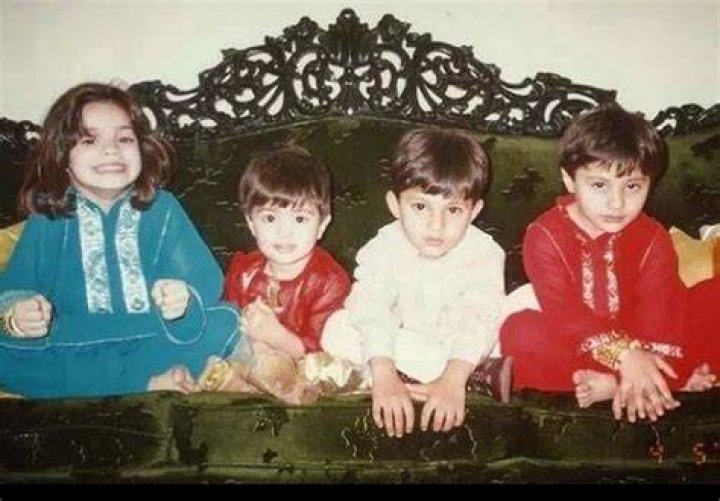 Shahroz Sabzwari childhood image with his siblings