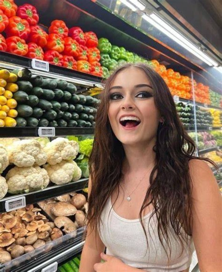 Sophie Fergi Net Worth, Income Source & Salary